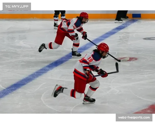 U18女子冰球世锦赛中国队五连胜夺冠，升入甲A组